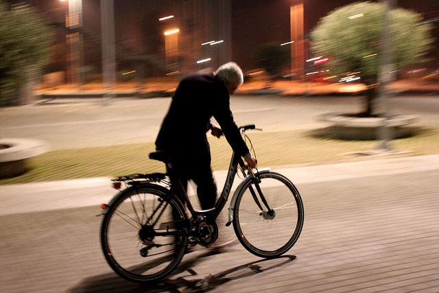 Ο Γιάννης Μπουτάρης αποχωρεί από το 23ο OpenCoffee με το ποδήλατο του (by Argos)